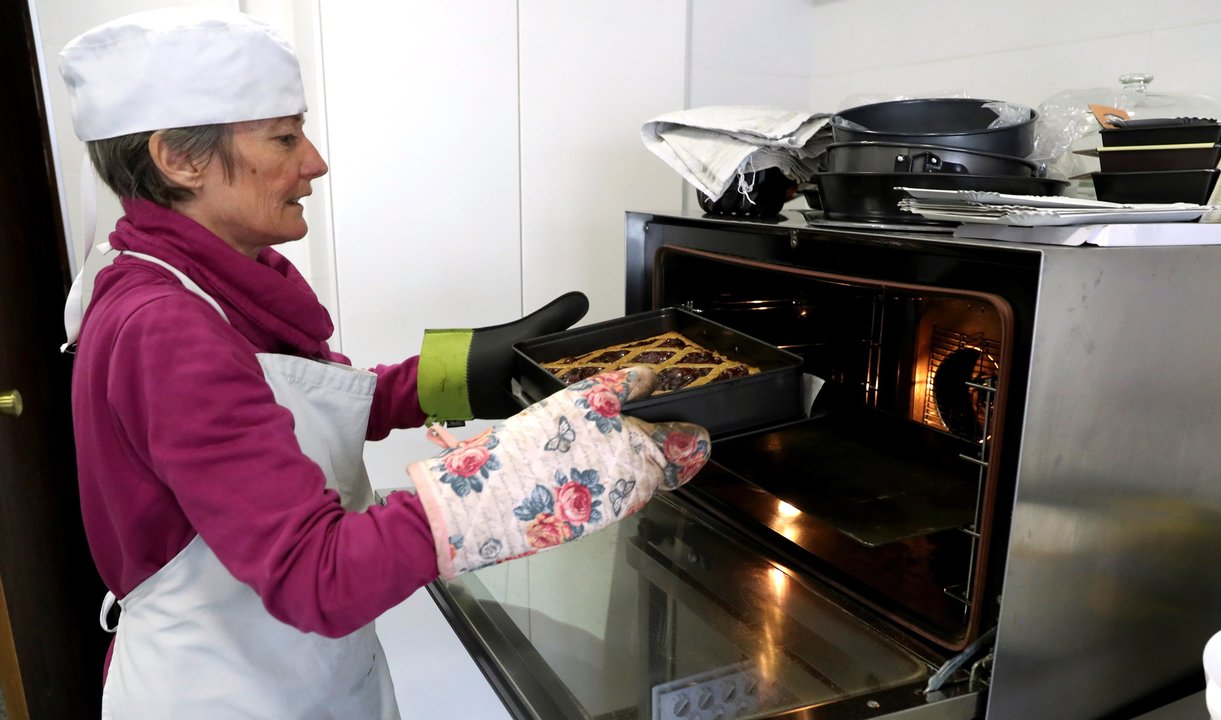 La suíza Lore Ruegg cocina en su vivienda de la localidad de Órgiva, en la Alpujarra granadina.