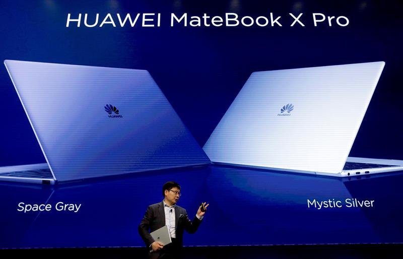 El consejero delegado de Huawei, Richard Yu, muestra el nuevo Matebook X Pro