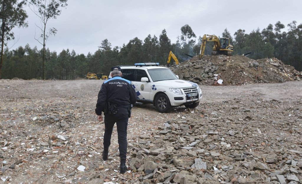 Los agentes de la UMIR revisando un posible relleno con escombros detectado en la parroquia de Zamáns.