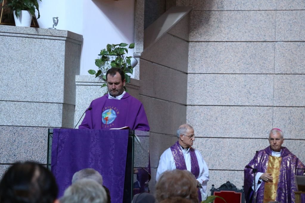 El nuevo párroco, durante el oficio. Al fondo, a la derecha, el obispo de Tui-Vigo.