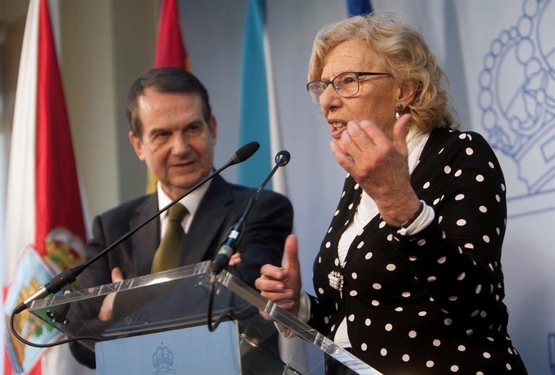 El presidente de la FEMP y alcalde de Vigo, Abel Caballero, con la alcaldesa de Madrid, Manuela Carmena.