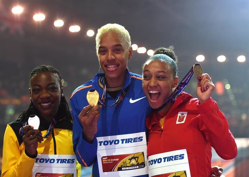 La medallista de plata Kimberly Williams de Jamaica, la medallista de oro Yulimar Rojas de Venezuela y la medallista de bronce Ana Peleteiro de España posan durante la ceremonia de entrega del triple salto femenino