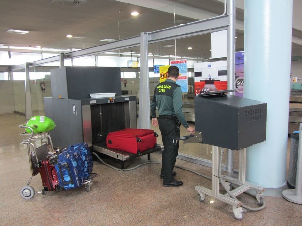 La Guardia Civil inspecciona los equipajes procedentes de terceros países en su unidad destacada en el aeropuerto de Peinador