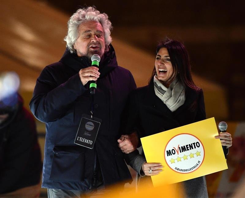 La alcaldesa de Roma, Virginia Raggi (d), y el cómico y político Beppe Grillo (i), fundador del Movimiento 5 Estrellas (M5S)