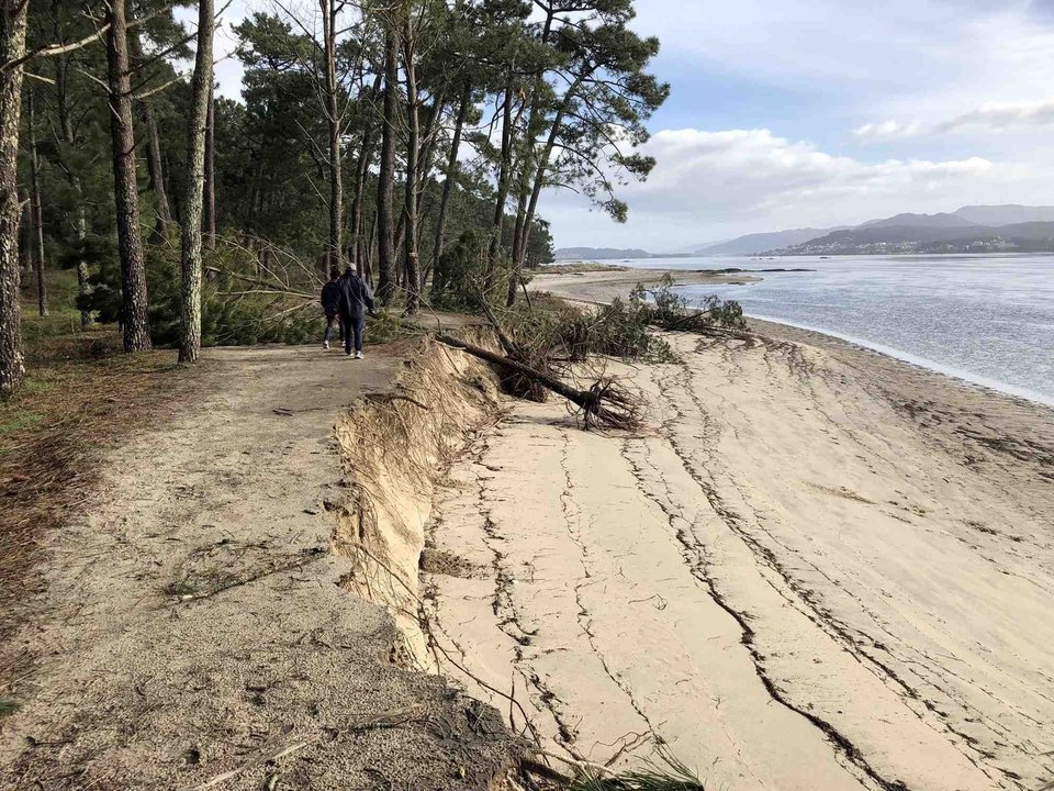 Las mareas vivas han acelerado la pérdida de arena en toda la zona.