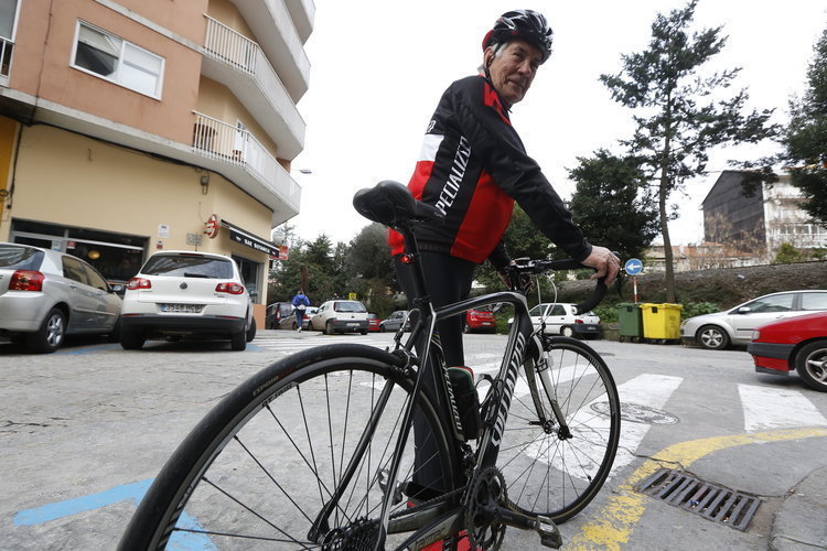 Gonzalo López, el ourensano sancionado por no llevar una luz fija en la bicicleta.Foto: Xesús Fariñas