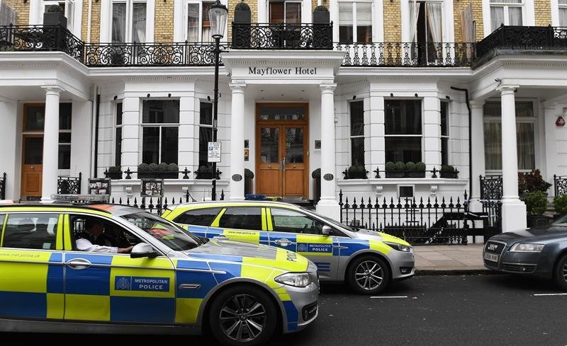 Vehículos policiales permanecen estacionados a la entrada del hotel Mayflower de Londres