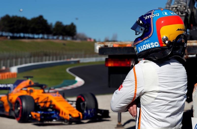 El piloto español de McLaren, Fernando Alonso, junto a su monoplaza