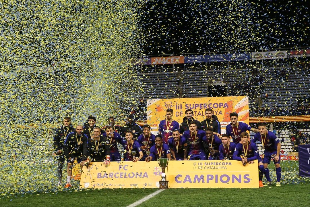 El Barcelona levanta el trofeo de la Supercopa de Cataluña.