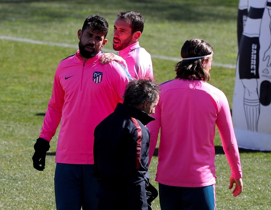 Diego Costa, Godín y Filipe Luis, ayer, en el entrenamiento del Atlético.
