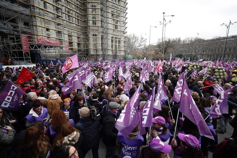 Concentración convocada por los sindicatos en la Plaza de la Cibeles, a las puertas del Ayuntamiento de Madrid