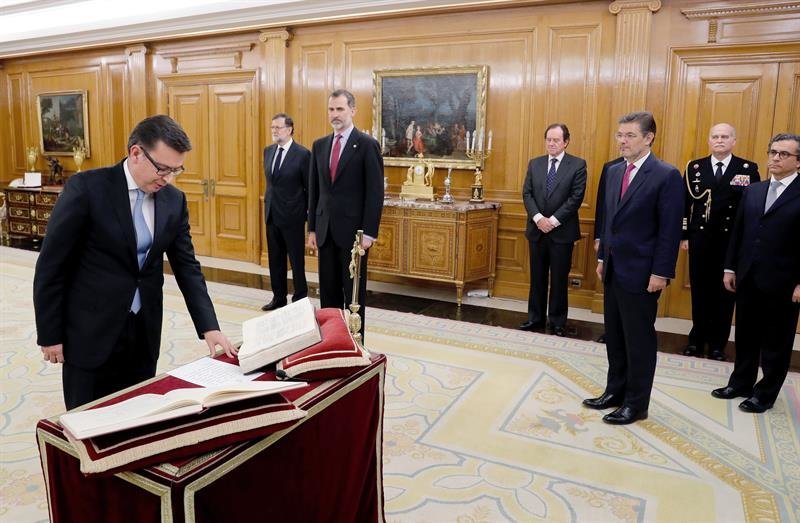 El nuevo ministro de Economía, Industria y Competitividad, Román Escolano (i), jura esta tarde su cargo ante el Rey Felipe VI (3i) en el Palacio de la Zarzuela