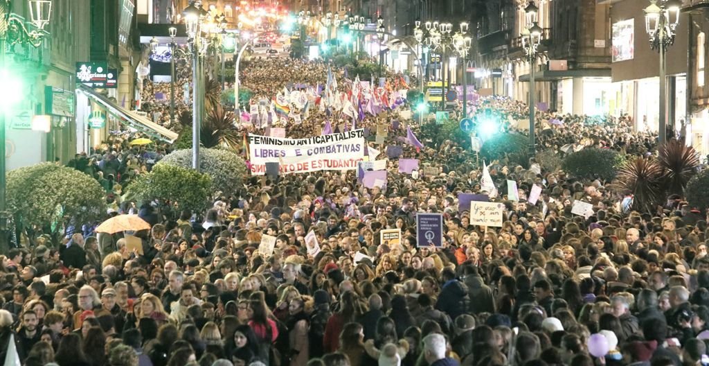 La multitudinaria manifestación que recorrió anoche las calles del centro de Vigo para reclamar la igualdad de las mujeres.
