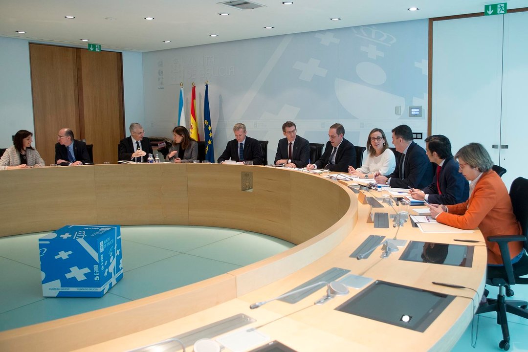 Los miembros del Ejecutivo gallego, durante el encuentro que mantuvieron en Santiago.