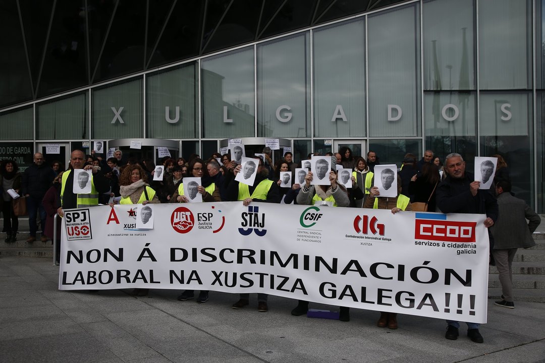 Protesta de los funcionarios judiciales ante la sede de los juzgados de Ourense.