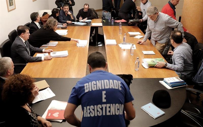 Representantes de la Xunta y los sindicatos, en el inicio de la reunión de ayer en Santiago.