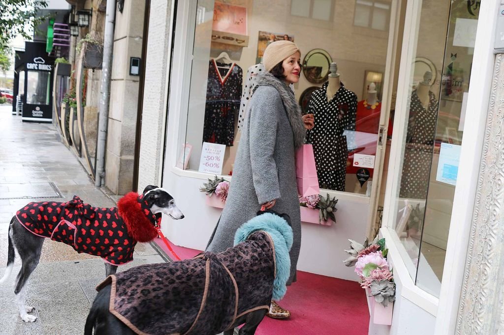 La diseñadora de ropa de galgos Tania Rodríguez entrando en una tienda de Vigo que permite a perros.