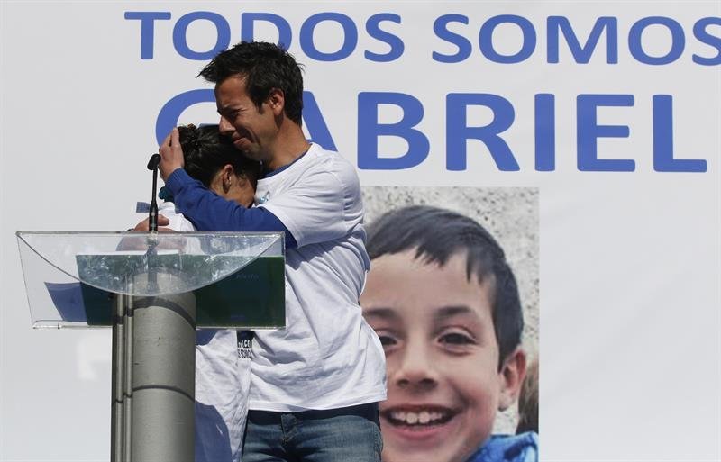 Los padres de Gabriel, del menor abrazándose durante una concentración en Almería
