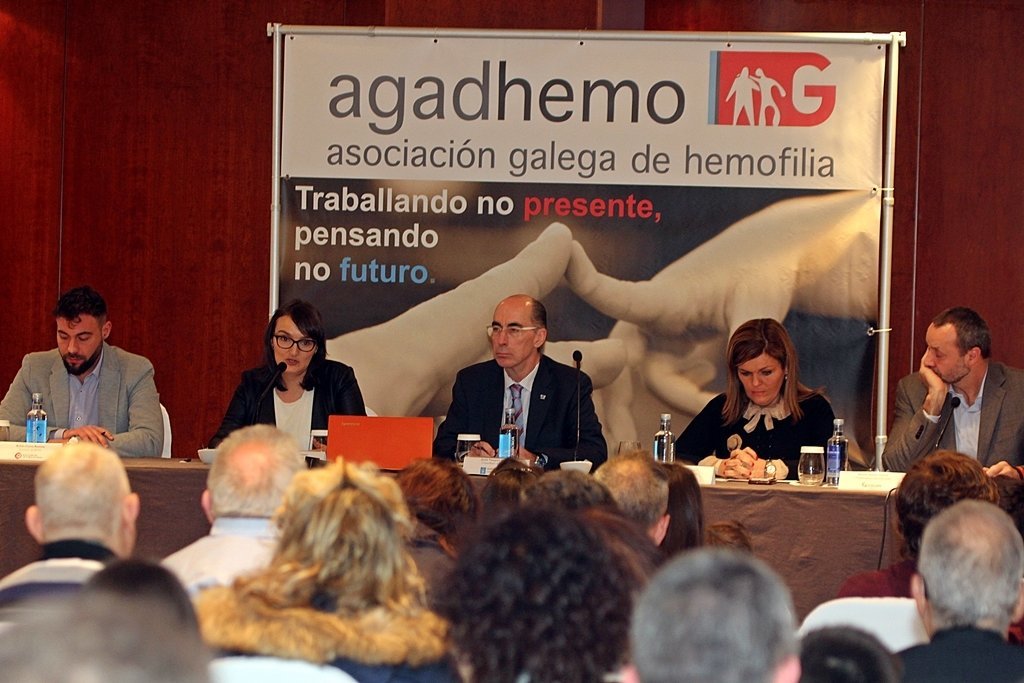 Laura Quintas, presidenta de Agadhemo, y el conselleiro de Sanidade, Jesús Vázquez Almuiña, en A Toxa.