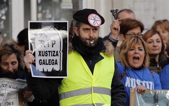 Concentración frente al Parlamento gallego convocada por los sindicatos de los trabajadores de la Administración de Justicia en Galicia, la semana pasada.