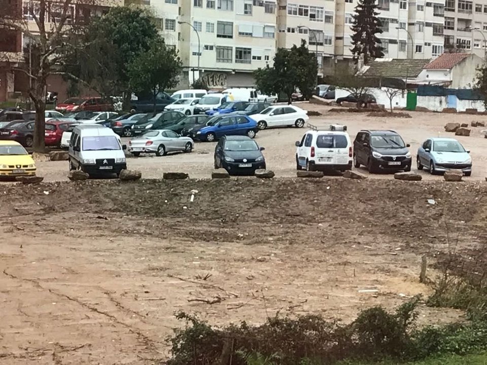 Los terrenos son utilizados como parking improvisado desde el derribo de las casas.