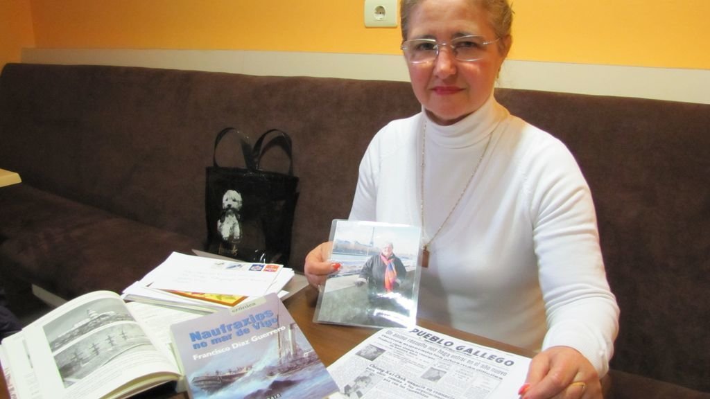 Arnilda Estévez Caeiro, con una foto de Arnhild, la noruega que sobrevivió al naufragio.