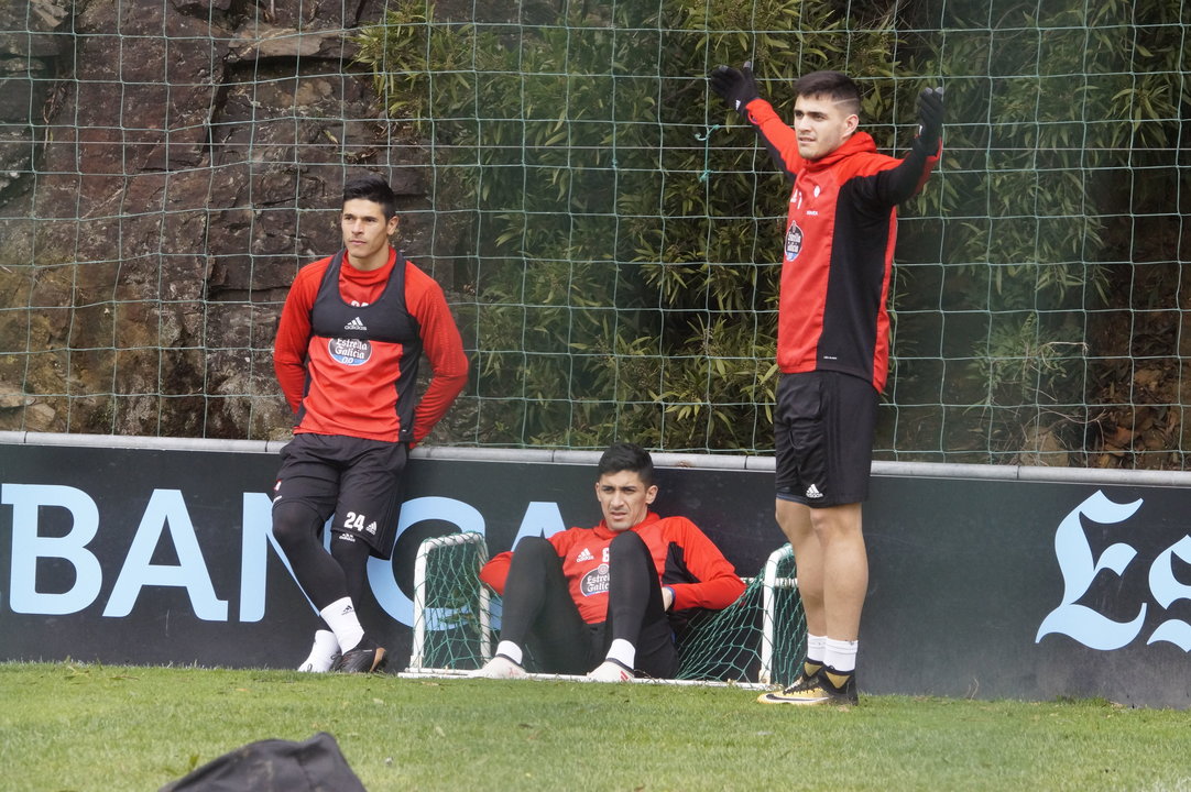 Facundo Roncaglia, Tucu Hernández y Maxi Gómez, ayer recuperando en A Madroa.