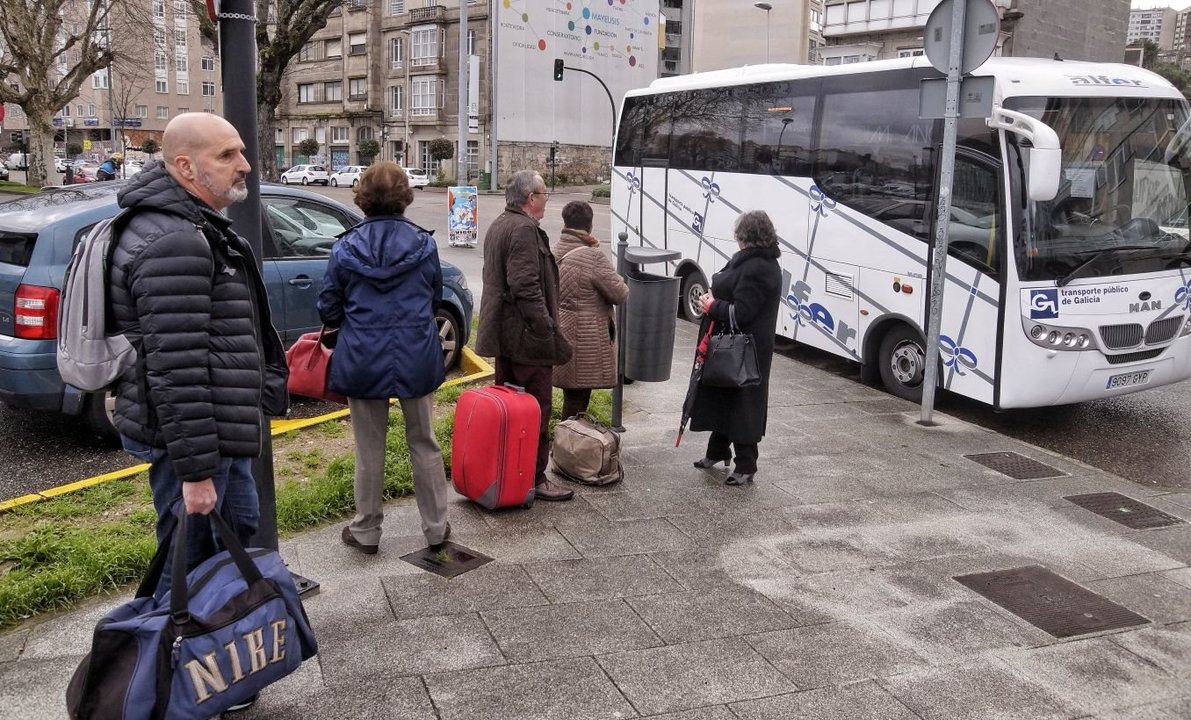Viajeros de Renfe suben al autobús que los traslada a Ourense //  Vicente Alonso