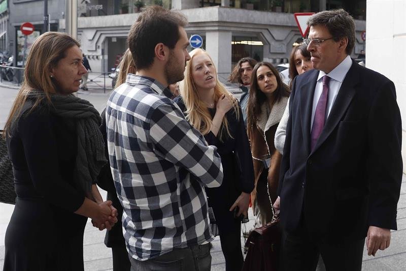 Juan Carlos Quer (d), padre de Diana Quer, habla con periodistas a su llegada al Congreso de los Diputados