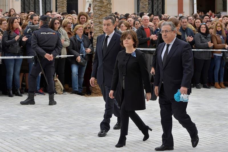 La vicepresidenta del Gobierno, Soraya Sáenz de Santamaría (c), y el ministro del Interior, Juan Ignacio Zoido (d), a su llegada a la Plaza de la Catedral de Almería