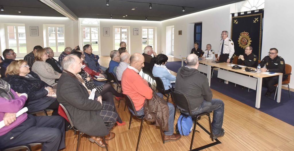 Un total de 45 asociaciones vecinales participaron en el encuentro ayer en la Comisaría de Policía de López Mora.