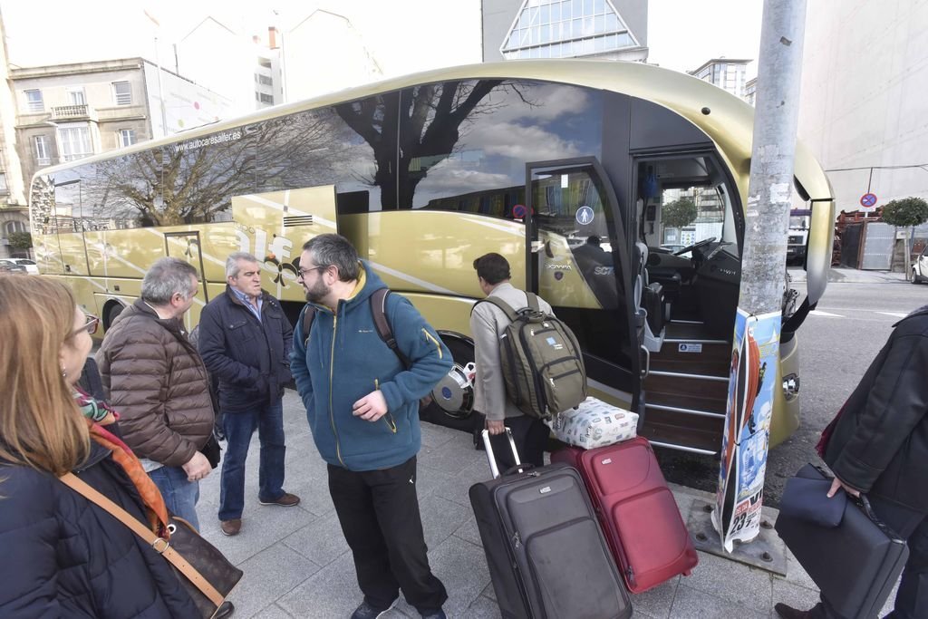 Unos diez viajeros tomaron ayer por la tarde el autobús hasta Ourense.