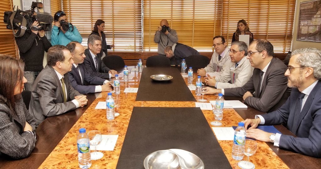 El alcalde y parte del gobierno local se reunieron con el equipo de dirección de PSA Vigo.