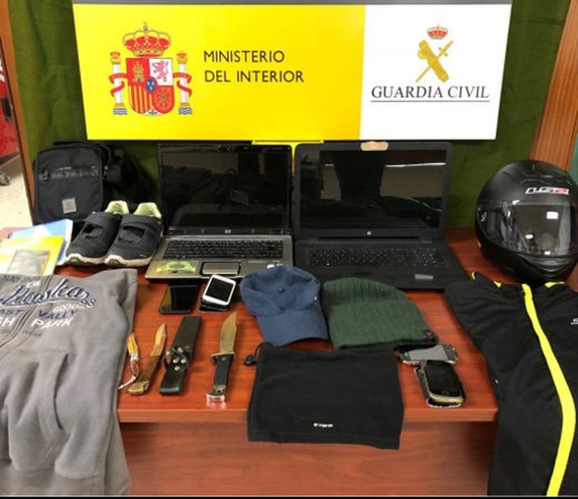 Los objetos, ropa y armas blancas localizadas en Vigo.