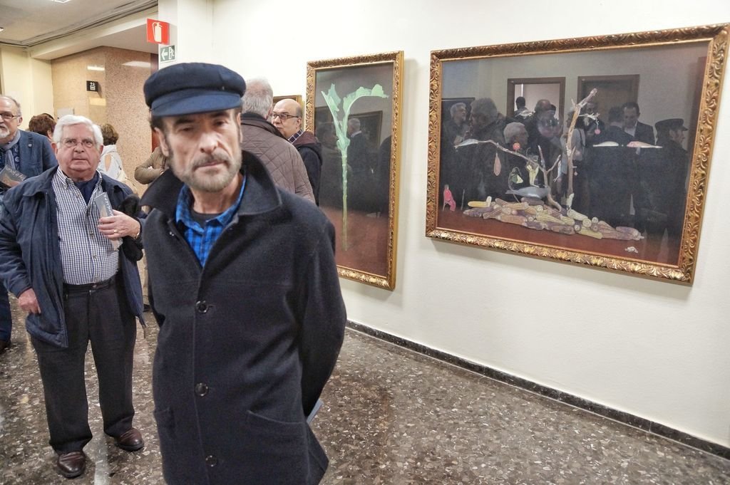 El artista creador del Realismo NAS ante una de las obras que expone desde ayer en la Alcaldía de Vigo.