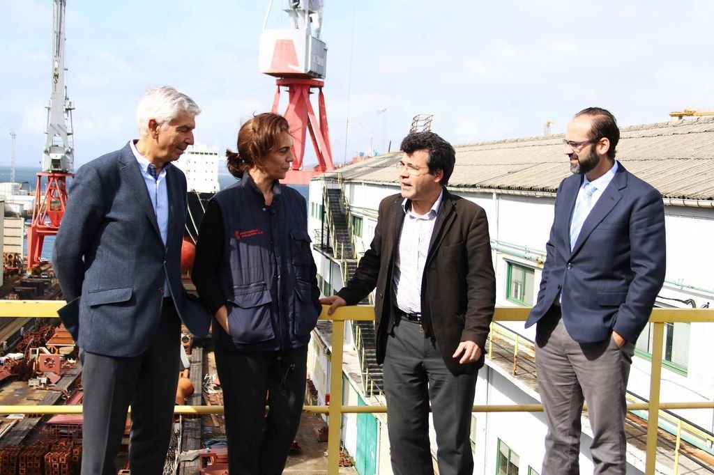 José Luis Méndez, María Pérez de Lama, José Ignacio Pradas y Pablo Santodomingo en el astillero.
