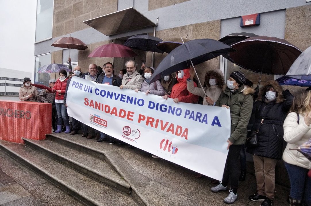 Una treintena de trabajadores se manifestaron esta mañana a las puertas del Sanatorio Concheiro // Vicente Alonso
