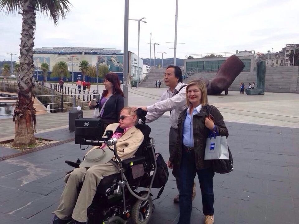 Stephen Hawking, con sus asistentes, el 11 de octubre de 2014 en el entorno de A Laxe.