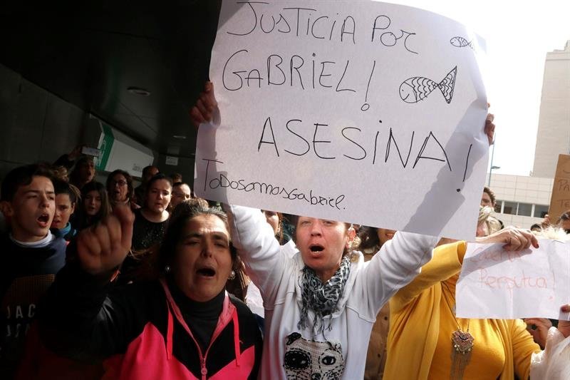 Un centenar de personas gritan pidiendo justicia al paso del furgón policial que traslada a Ana Julia Quezada