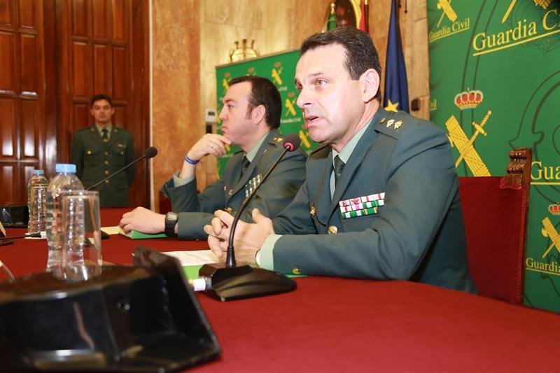 El teniente coronel Jefe Accidental de la Comandancia de la Guardia Civil de Almería, José Hernández Mosquera (d), y el comandante de la Unidad Central Operativa (UCO) Jesús Reina, durante la rueda de prensa