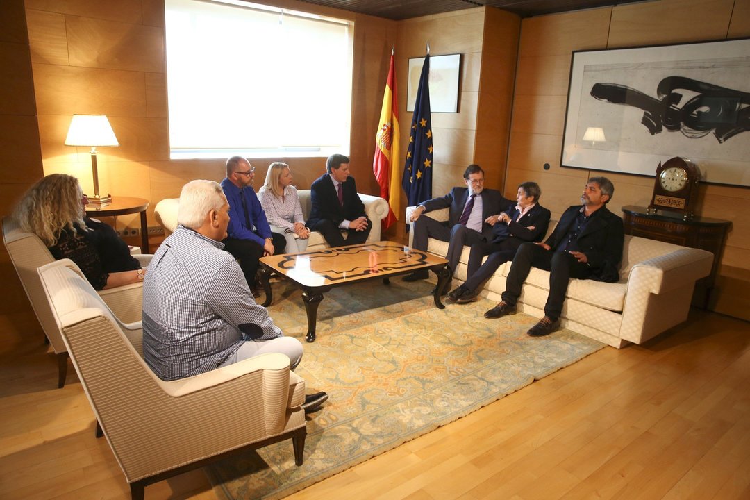 Rajoy, durante la reunión que mantuvo en Moncloa con familiares de las víctimas.