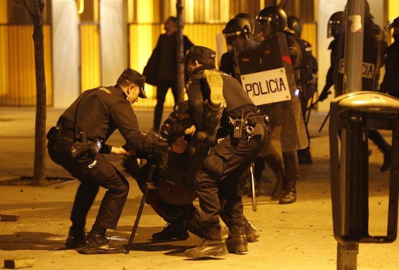 Policías antidisturbios en la calle Mesón de Paredes con la calle del Oso, en el barrio de Lavapiés de Madrid