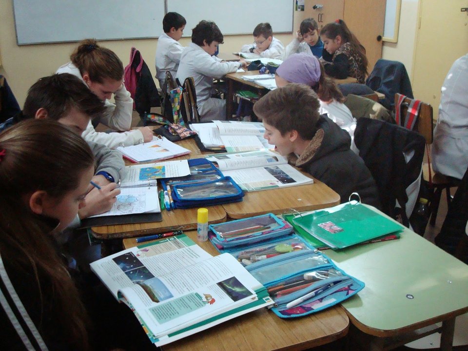Un grupo de alumnos durante una clase de Ciencias Naturales.