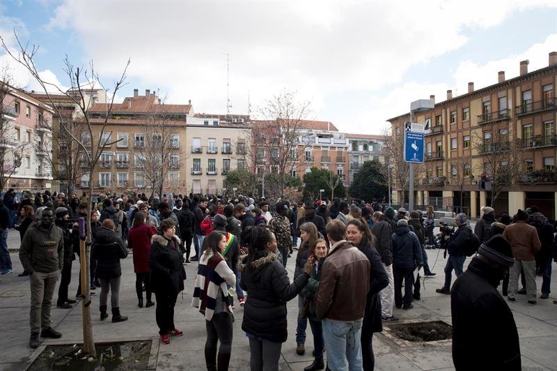 Vista de la concentración el la plaza Nelson Mandela del barrio de Lavapiés (Madrid), el día siguente a los disturbios