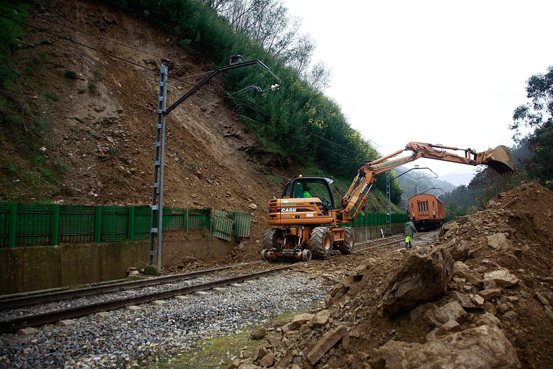 Obras en la vía entre Ourense y Monforte donde ayer descarriló un tren con destino a Pontevedra.