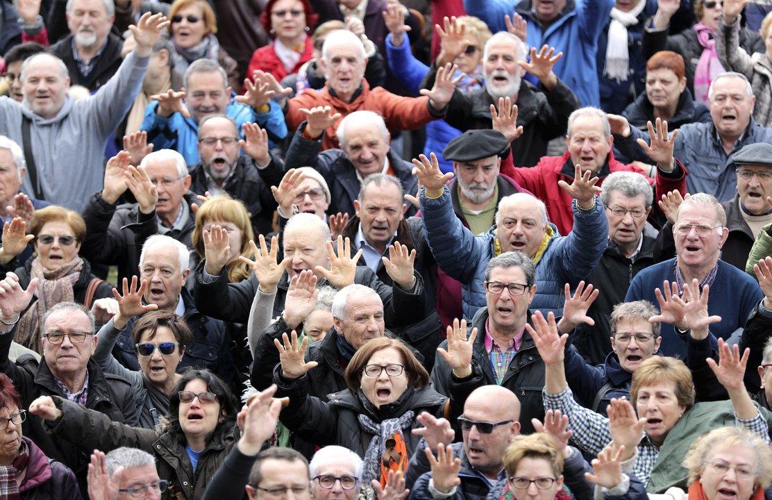 Pensionistas durante una concentración en Bilbao de la plataforma de asociaciones de jubilados.