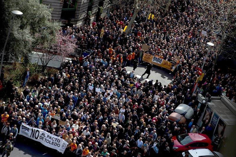 Vista general de la protesta contra la subida del 0,25 de las pensiones durante la manifiestación en Barcelona
