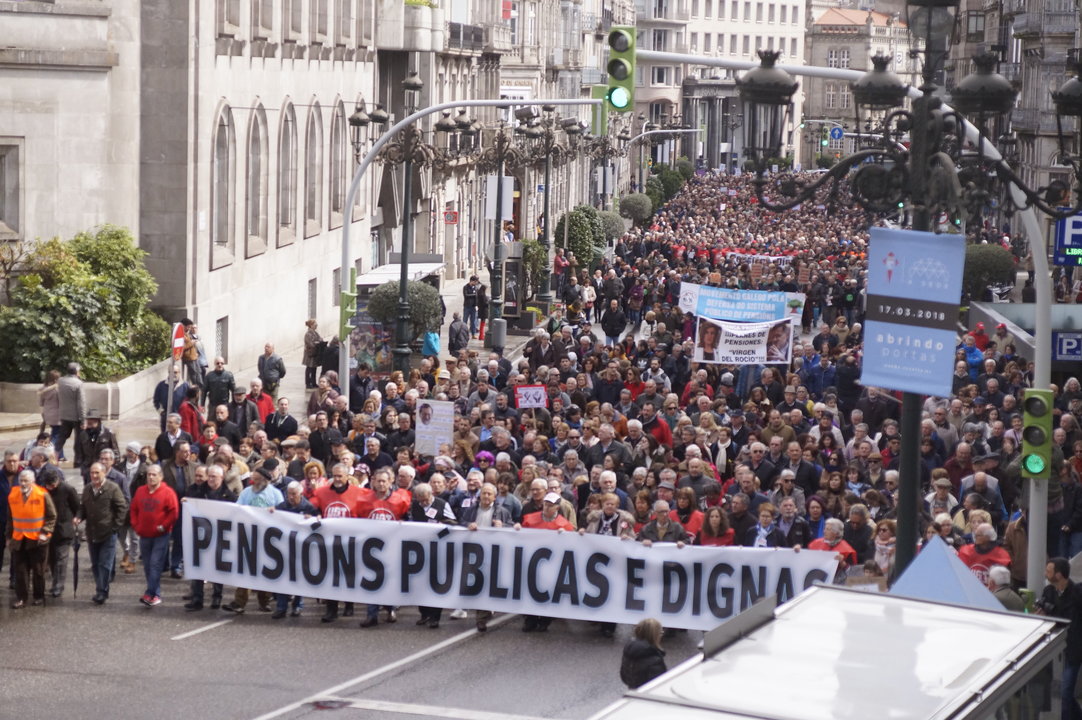 Miles de personas recorrieron las calles del centro tras una pancarta sin siglas y en defensa de las pensiones públicas.