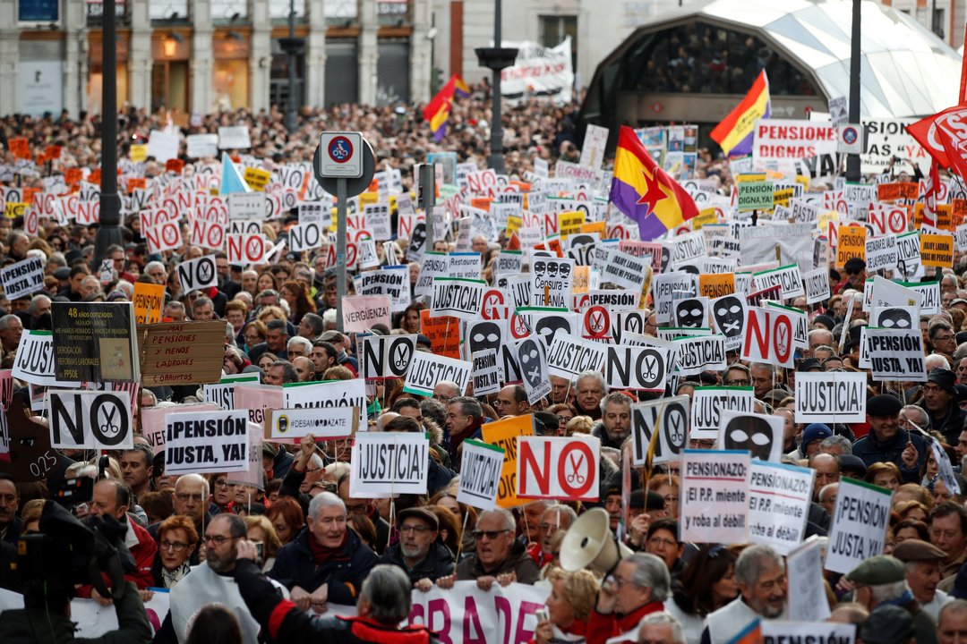 Grupos de pensonistas en una de las manifestaciones en Madrid bajo el lema &#34;Desamordázate&#34;.