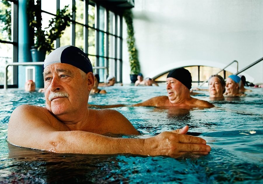 Los mayores disfrutando de balneoterapia en la piscina.